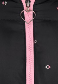 Sort dunjakke med pink lynlås og sølv hjerteformet træk.