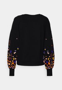 Sweat-shirt noir à manches longues avec des motifs floraux brodés multicolores densément regroupés sur les manches inférieures et des détails floraux éparpillés vers le haut.