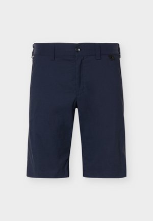 Dunkel marineblaue, knielange Herren-Shorts mit Gürtelschlaufen, Knopfverschluss und Reißverschluss auf einfarbig hellem Hintergrund.