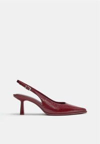 Rode slingbackhakken met een puntige neus, een bovenwerk van textuurleer, een dunne hak en een verstelbare enkelriem.