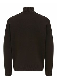 Pull tricoté de couleur brun foncé, avec un col montant, des poignets côtelés et une coupe décontractée. Tissu texturé avec une finition lisse.