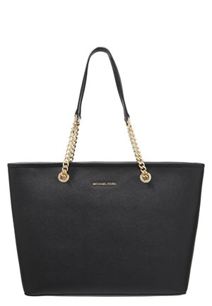 Czarna skórzana torba typu tote z złotymi łańcuchowymi uchwytami i logo „Michael Kors” umieszczonym na środku z przodu.