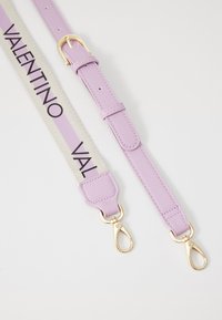 Correia de tecido roxa com acabamento em dourado, apresenta uma seção cinza rotulada "VALENTINO" e um acabamento suave e texturizado.