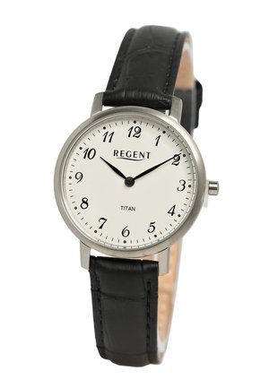 Boîtier de montre en acier inoxydable argenté rond avec cadran blanc, chiffres arabes noirs et bracelet en cuir noir à finition texturée.