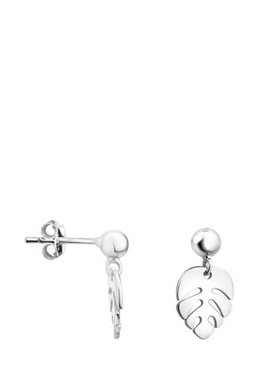 Boucles d'oreilles à clous en argent avec pendentifs en forme de feuille de Monstera polie et pendante, équipées de fermoirs papillon pour un port sécurisé.