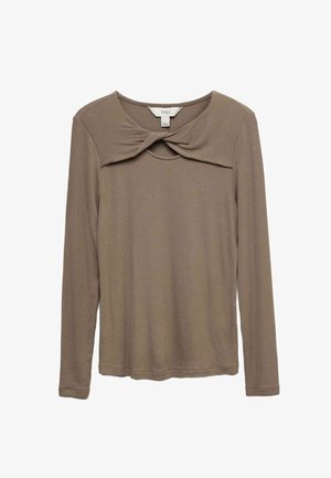 Top de manga larga de canalé en un color topo suave que presenta un detalle retorcido en el cuello y un escote redondeado. Tejido suave con una forma ajustada.