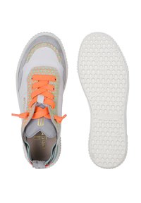 Sneaker mit einem Obermaterial in Weiß und Grau, das mit einem strukturierten Netzdesign in Mintgrün und Orange versehen ist, sowie flachen orangenen Schnürsenkeln. Gummisohle mit hexagonalem Muster.