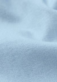 Lichtblauwe stof met een gladde textuur en een subtiel, uniform weefpatroon, met zachte, flexibele drapering.