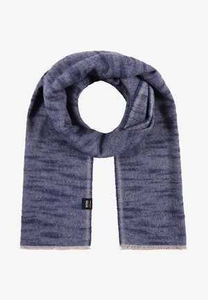 Écharpe en laine bleu doux avec un motif chevrons subtil, enroulée en haut, avec une petite étiquette noire de la marque BOSS près d'une extrémité.