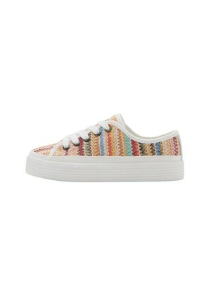 Zapatilla baja con suela y cordones blancos, con un patrón de tejido en zigzag multicolor en la parte superior de tela.