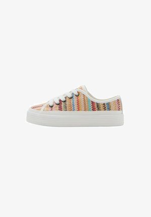 Sneaker basso con suola e stringhe bianche, caratterizzato da un motivo a zigzag multicolore in maglia sulla tomaia in tessuto.