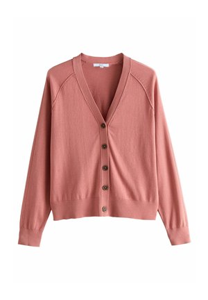 Světle růžový cardigan s V výstřihem, dlouhými rukávy a pěti hnědými knoflíky vpředu, vystavený na bílém pozadí.