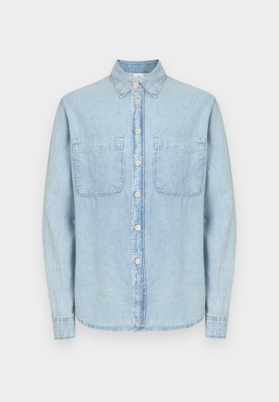 Hellblaues Jeanshemd mit klassischem Kragen, durchgehender Knopfleiste, zwei Brusttaschen und langen Ärmeln. Mit heller Nahtführung und Knopfdetails.