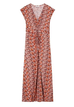 Maxi-jurk met een diepe V-hals, korte cape-mouwen, gathered detail bij de taille, in een textuurpatroon van warme tinten: oranje, roze en bruin.