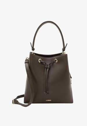 Borsa a secchiello in pelle marrone con texture, chiusura a coulisse, manico superiore, tracolla regolabile e dettagli in metallo dorato.