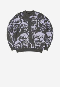 Ciemnoszary sweter dziany z dużymi wzorami czaszek w jasnofioletowym kolorze, pokrywającymi całą powierzchnię, z prążkowanym okrągłym dekoltem, mankietami i dołem.