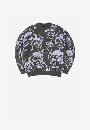 Dunkelgrauer Strickpullover mit großen lila Totenkopf-Mustern überall, mit geripptem Rundhalsausschnitt, Bündchen und Saum.