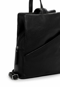 Zaino in pelle nera dalla texture increspata con tasca frontale inclinata, manico superiore, zip laterale e tracolla regolabile con fibbia.