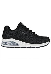 Baskets noires et gris foncé à imprimé léopard avec semelle intermédiaire blanche, semelle coussin transparente, lacets noirs et marquage Skechers sur le côté et la languette.