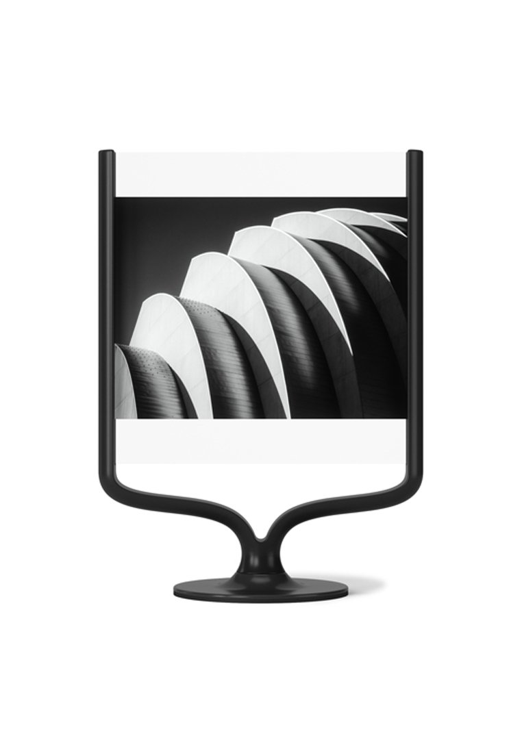 Czarna rzeźbiarska podstawa o zaokrąglonej podstawie podtrzymująca prostokątną panel z wyraźnym obrazem zakrzywionych form architektonicznych.