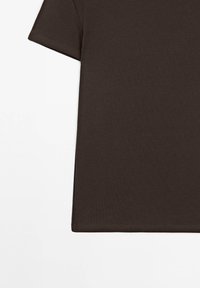 Braunes, geripptes T-Shirt mit kurzen Ärmeln und flachem Saum. Das Material ist weich und hat eine strukturierte Oberfläche. Einfaches Design, ohne sichtbare Logos oder Muster.
