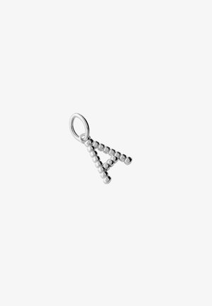 Colgante de plata en forma de la letra A hecho de pequeñas cuentas metálicas conectadas con un lazo circular para cadena.