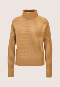 Kamel-farbener Strickpullover mit einem halben hohen Kragen, der auf der Vorderseite und den Ärmeln gemischte horizontale und vertikale Rippmuster aufweist.