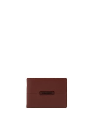Braune Leder-Bifold-Geldbörse mit kleinem schwarzem rechteckigem Logo, mittig vorne.