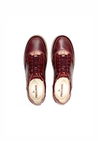 Baskets en cuir bordeaux avec une finition lisse, design à lacets, col rembourré et accents noirs contrastants. Logo imprimé sur la semelle intérieure.