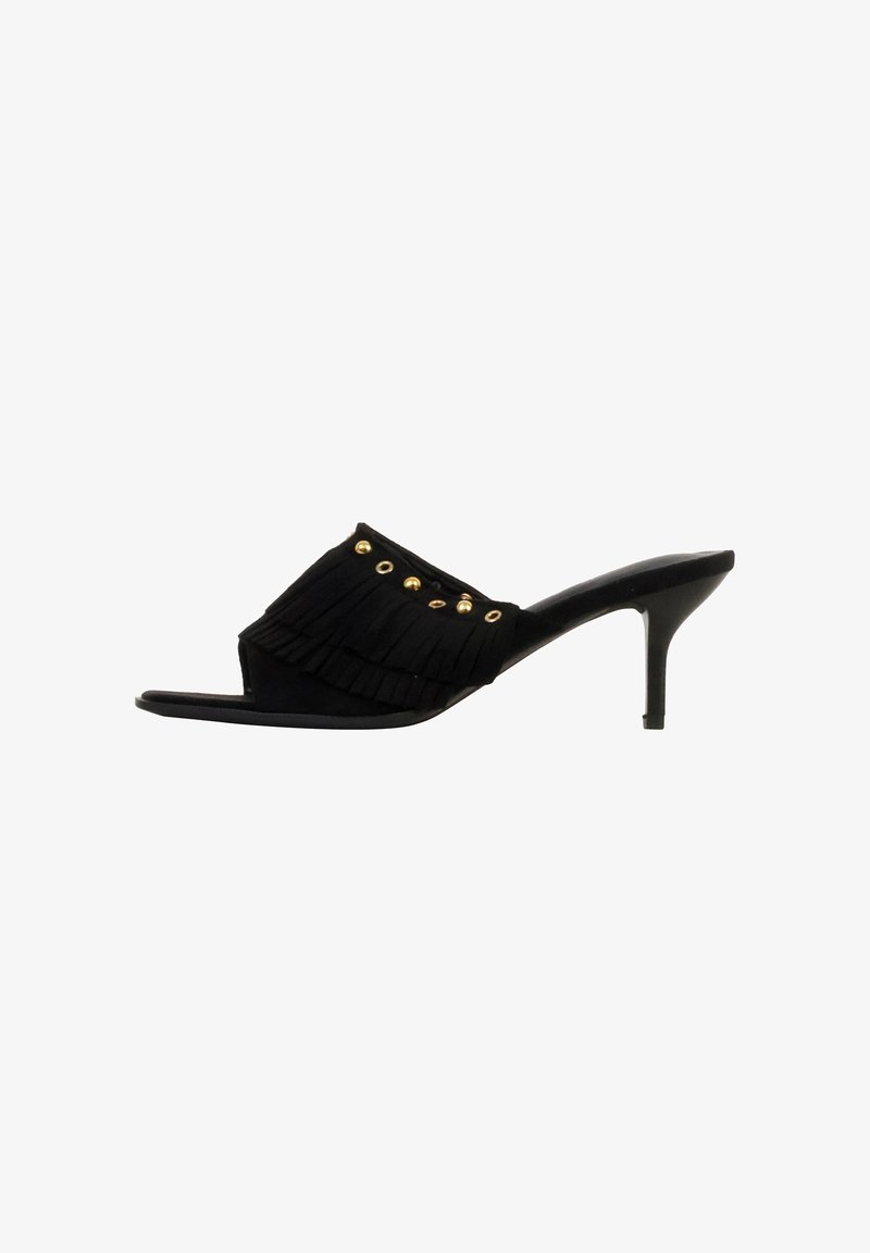 Mule noir à bout ouvert avec détails en franges et œillets métalliques dorés sur la tige, doté d'un talon fin de hauteur moyenne.