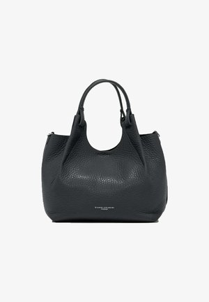 Zwarte leren handtas met een getextureerde afwerking, ronde vorm, dubbele handvatten en geen zichtbare hardware. Merkenlogo aan de voorkant.