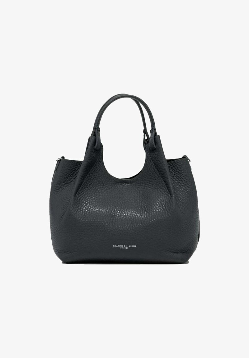 Zwarte leren handtas met een getextureerde afwerking, ronde vorm, dubbele handvatten en geen zichtbare hardware. Merkenlogo aan de voorkant.