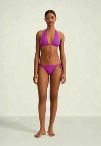Set de bikini violet cu design cu gât halter; partea de sus are un logo mic; partea de jos are detalii cu șnururi pe laterale. Material neted și elastic.