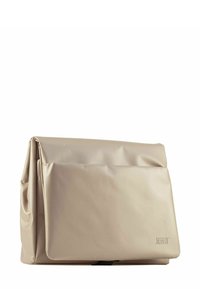 Bolsa mensajera impermeable beige con un diseño plegado, textura suave, bolsillo frontal y un sutil logo grabado en la esquina inferior derecha.