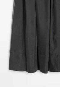 Jupe gris foncé avec une texture lisse, présentant un design à plusieurs panneaux et une couture d'ourlet discrète, offrant une apparence à la fois structurée et fluide.