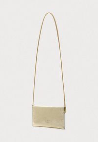 Metāliska zelta crossbody soma ar taisnstūra formu, teksturētu virsmu un ķēdes siksnu. Priekšpusē ir izsistie raksti.