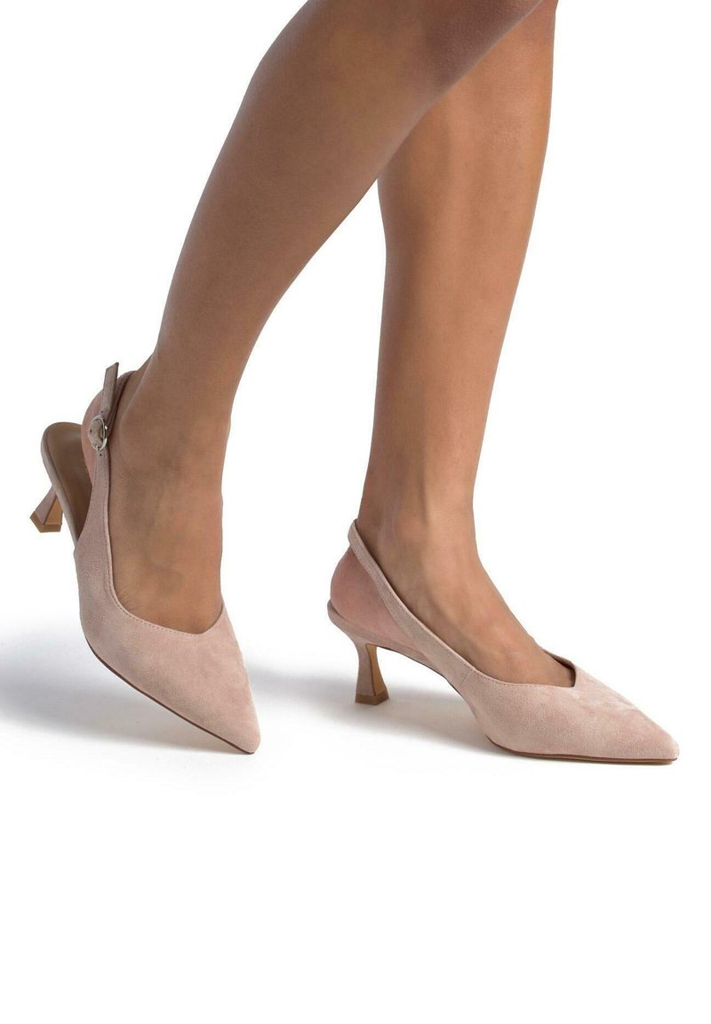 Scarpe slingback in suede rosa pallido con punta affusolata, tacco sottile e accentuate da una fibbia metallica per una vestibilità sicura.