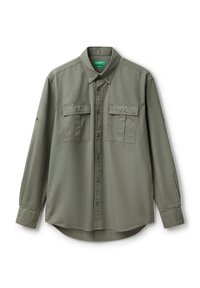 Camisa verde oliva de tejido ligero, con cuello de botonadura, mangas largas y dos bolsillos en el pecho con solapas de botón.