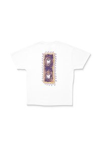 Hvid bomulds t-shirt med en stor grafik på bagsiden, som viser to stiliserede øjne og tandlignende detaljer i lilla og orange.