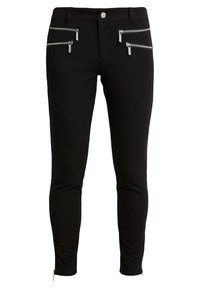 Pantalones negros ajustados fabricados en una tela elástica, con bolsillos delanteros con cremalleras plateadas y cremalleras en los tobillos para un detalle adicional.