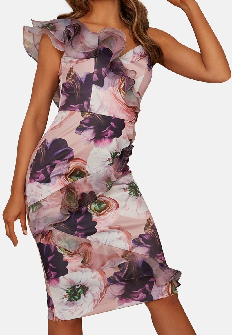 Femme portant une robe rose à fleurs à une épaule avec des détails en organza froncés le long du décolleté et de la jupe, de style mi-long.