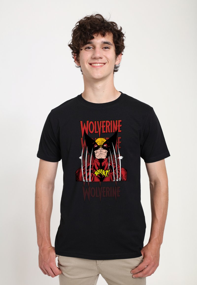 Černé tričko s barevným grafickým motivem Wolverina. Design zahrnuje drápy, text "Wolverine" a akcenty v komiksovém stylu v červené a žluté barvě.