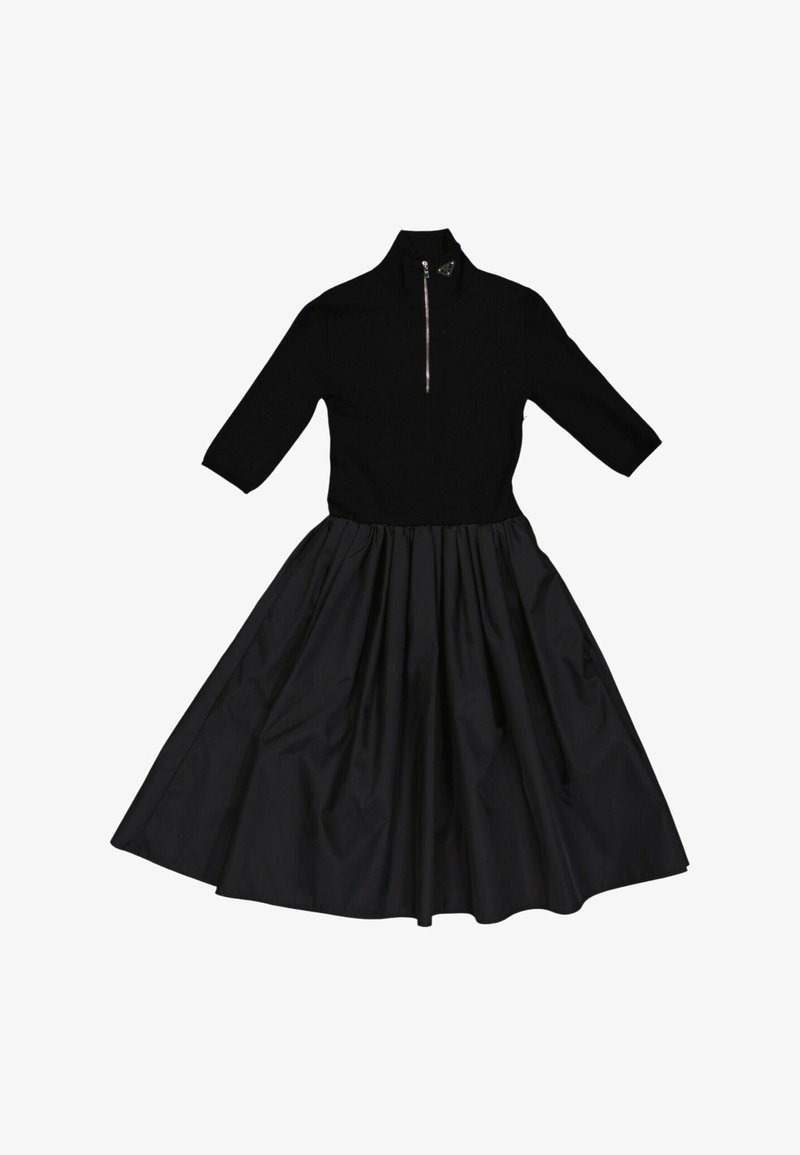 Robe longue noire à manches trois-quarts, col haut, fermeture éclair à l'avant et jupe évasée.