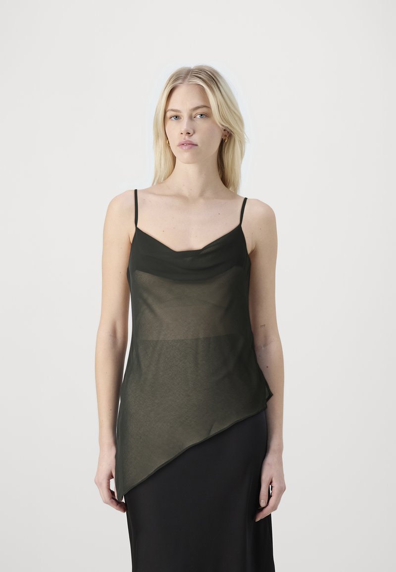 Crna, prozirna camisole s podesivim tankim trakama, koja ima cowl izrez i asimetričnu donju ivicu, u kombinaciji s crnom suknjom.