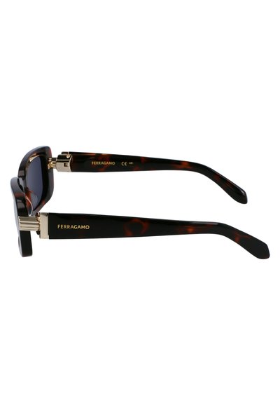Ochelari de soare cu cadru gros din material tortie, cu accente de hardware aurii și un design elegant. Brațele mată negre au branding gravat.