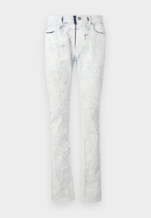 Jeans azzurri chiari con una trama screpolata, design a cinque tasche, chiusura con bottone e leggera svasatura sull'orlo. Dettagli strappati in tutto il capo.