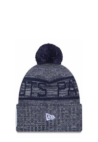 Marineblaue gestrickte Mütze mit einem flauschigen Pompons oben, gemusterter Textur und einem umgeschlagenen Bündchen mit einem Logo an der Seite.