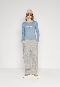 BDG Urban Outfitters STENCIL LOGO BABY TEE - Hosszú ujjú felső - grey