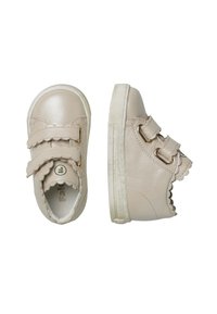 Sneakers in pelle beige con dettagli scallop, doppie chiusure a strappo e suola in gomma bianca, che mostrano una superficie testurizzata.
