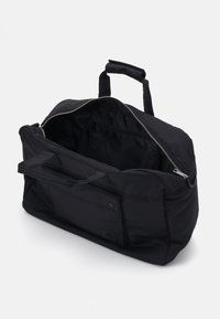 Geantă duffel din material textil negru, cu o deschidere mare, închidere cu fermoar și mânere duale. Dispune de o buzunar frontal și un buzunar interior cu fermoar pentru organizare.